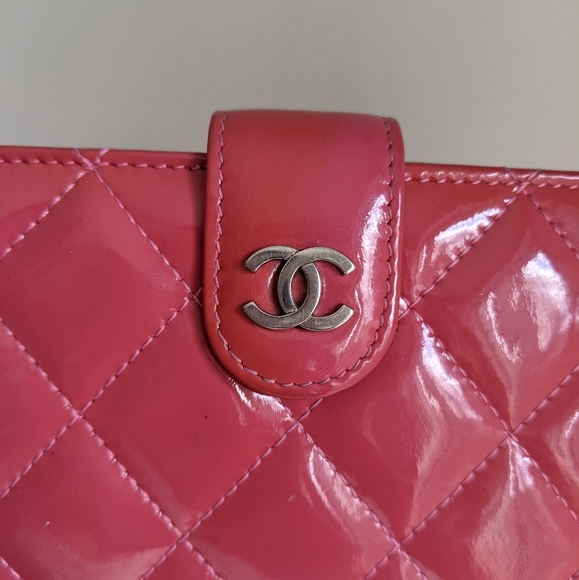 Chanel (Authentic) Patent Tri-fold Quilted Wallet - Picture 2 of 15